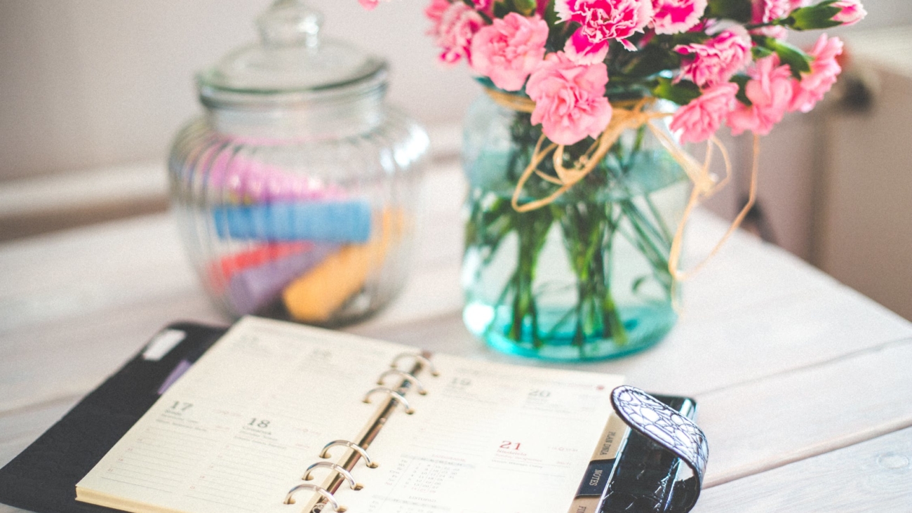 flowers-desk-office-vintage