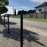 Sécurisation du parking du cimetière : de nouveaux poteaux installés